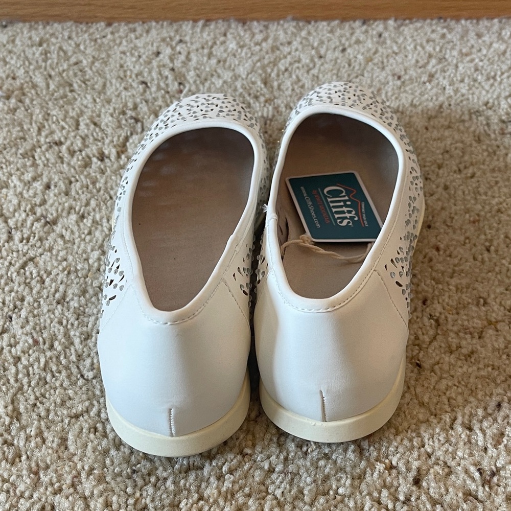 Cliffs Women's Cream Laser-Cut Ballet Flats Size 10 - Picture 3 of 5